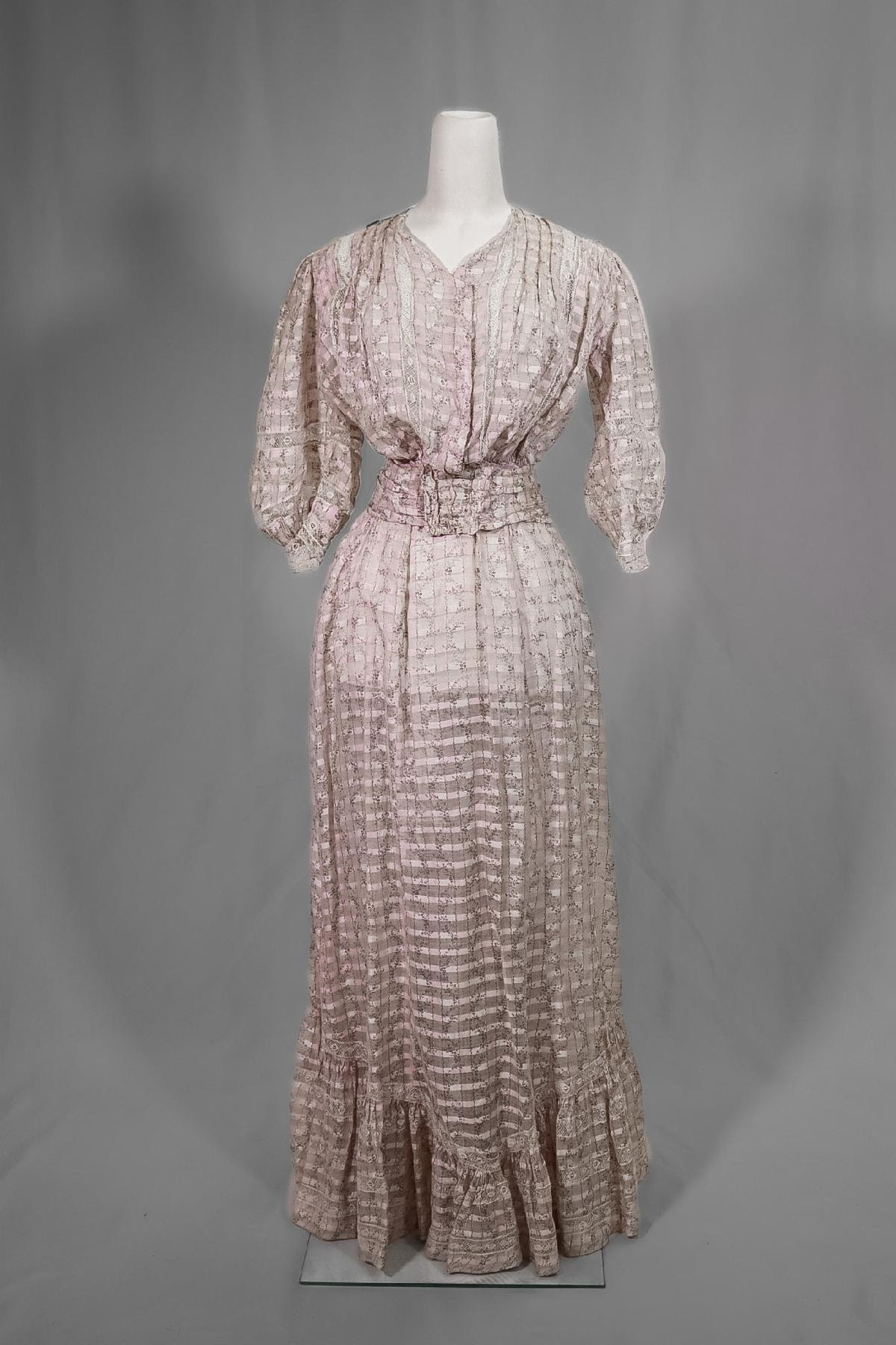 Clothing and Textiles: Edwardian Style Dress with Large Puffed